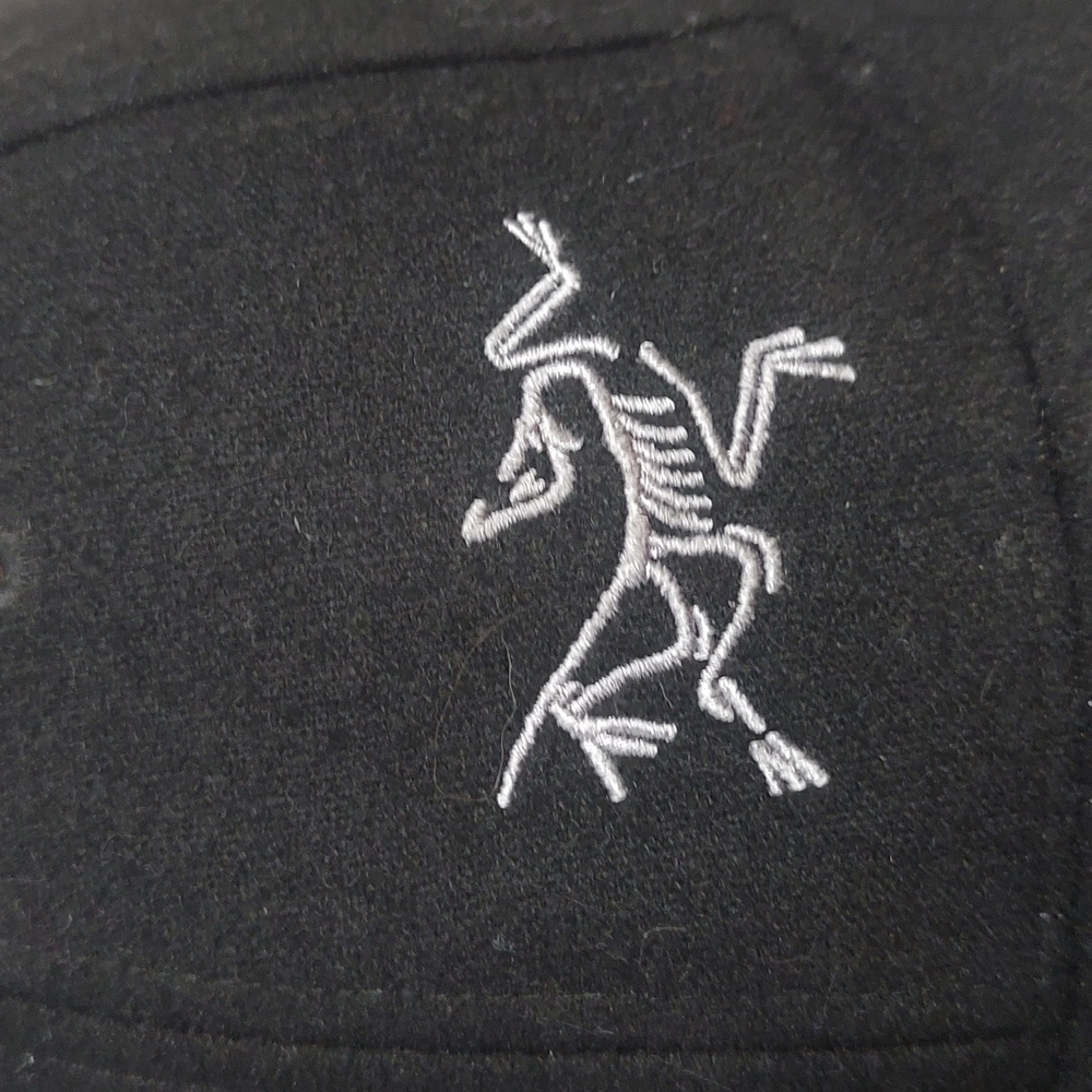 Arc'teryx Classic Wool Flexfit Ball Cap with a subtle Arc’teryx Logo S-M - Picture 2 of 8
